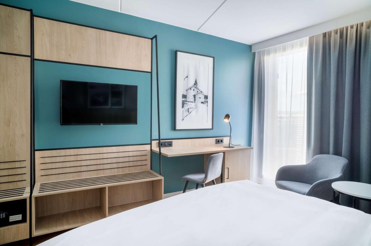 Superior Room with Runway View,1438373656:JPEG